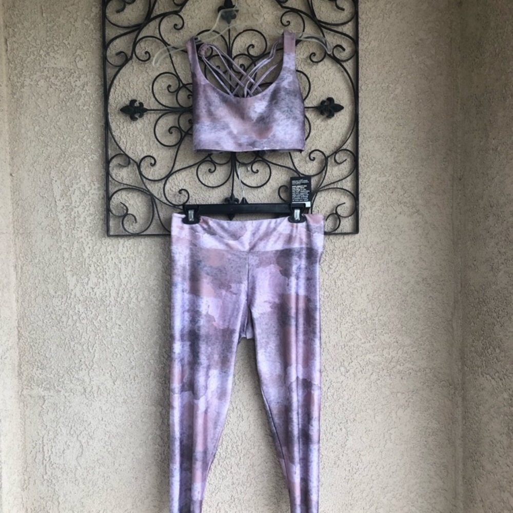 Onzie yoga bra and leggings